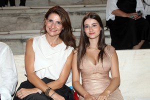 Κωνσταντίνα Σπυροπούλου: Η έξοδος με την κουνιάδα της και τα πεθερικά της - Το casual chic look και τα πέδιλα Louis Vuitton - εικόνα 6