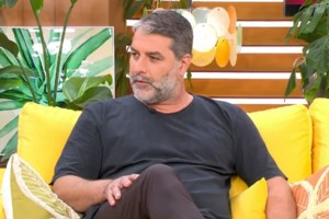 Αυτή η νύχτα μένει: ''Τα 'σπασαν'' οι πρωταγωνιστές της σειράς - Ο Στάνκογλου χορεύει ζεϊμπέκικο & ο Μπισμπίκης σπάει πιάτα [βίντεο] - εικόνα 7