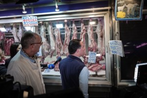 "Κούκλος είσαι, κούκλος, σ’ αγαπώ": Η αποθέωση του Άδωνι Γεωργιάδη από ηλικιωμένη στη Βαρβάκειο [βίντεο]