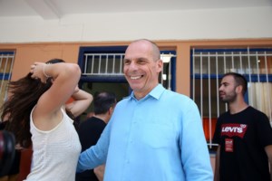 Γιάννης Βαρουφάκης: Το όνομά του ενέπνευσε techno τραγούδι και έγινε viral στη… Ρωσία