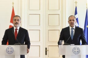 Η θερμή αγκαλιά Γεραπετρίτη και Φιντάν μπροστά στις κάμερες - "Ακόμη και όταν δεν βρίσκουμε εύκολα λύσεις συζητούμε"