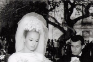 Σπάνια φωτό: Η Αλίκη Βουγιουκλάκη με αέρα ντίβας στους δρόμους του Λονδίνου, στα '70s - εικόνα 2