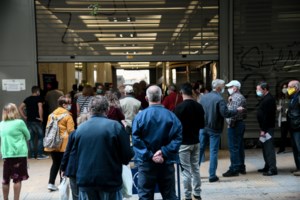 Ουρές και πάλι στη ΔΕΗ από το πρωί αλλά με ...τάξη και χωρίς συνωστισμό - εικόνα 2