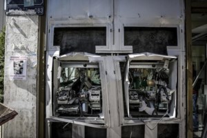 Μεγάλη φωτιά σε διαμέρισμα στου Γκύζη - Φιάλη υγραερίου εκτοξεύτηκε δεκάδες μέτρα και καρφώθηκε σε άλλο κτίριο