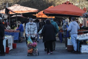 Ανοιχτά σήμερα εμπορικά καταστήματα και σούπερ μάρκετ – Αυξημένη η κίνηση περιμένοντας το "δώρο" των Χριστουγέννων