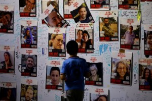 Εννιάχρονη Έμιλι: "Κλαίει μέχρι να κοιμηθεί και ψιθυρίζει " λέει ο πατέρας της μετά την απελευθέρωσή της από τη Χαμάς