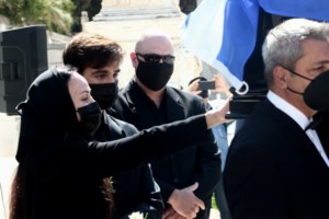 Η Βίκυ Σταμάτη άλλαξε το επώνυμο στην ταυτότητά της- Βίκυ Τσοχατζοπούλου πλέον [εικόνα] - εικόνα 2