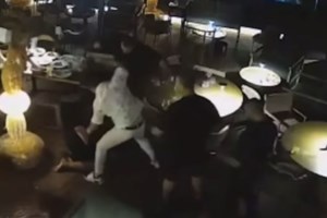 Χανιά: Άγριο επεισόδιο μεταξύ μασέζ στην Αγία Μαρίνα- Πιάστηκαν στα χέρια, κυλήστηκαν στην άμμο - εικόνα 2