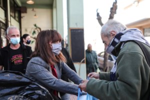 Ο Γιώργος Μαζωνάκης μαγειρεύει για τους άπορους - "Η καλύτερη Τσικνοπέμπτη της ζωής μου" - εικόνα 4