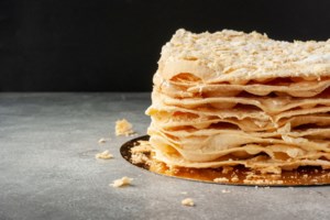 Πετρετζίκης: Συνταγή για απίθανο κέικ με υγρή σοκολάτα - Με μόνο 3 υλικά