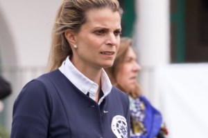 Μελαγχολική αλλά très chic στο Παρίσι: Η χρυσή κληρονόμος Αθηνά Ωνάση με μάξι τουαλέτα, βαθύ ντεκολτέ και λυτά μαλλιά - εικόνα 5