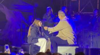 Ο Ρέμος ανέβασε την κόρη του στη σκηνή: Η ερώτηση που του έκανε, το κομμάτι που της αφιέρωσε [βίντεο]