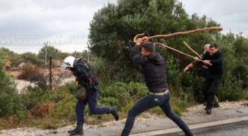 Viral η φωτογραφία με τους αγρότες που έβαλαν στο κυνήγι αστυνομικό με κατσούνες