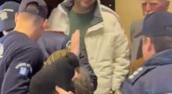 Επεισόδιο με την Ελένη Λουκά στην ομιλία Τσίπρα στο Παλλάς: Φώναζε &quot;προδότη&quot;, τη &quot;μάζεψε&quot; η Αστυνομία