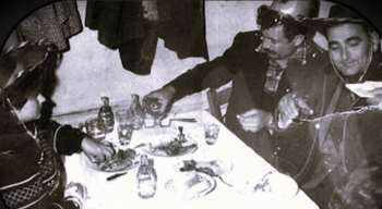 Τσικνοπέμπτη, το "μαύρο πρόβατο" της Αποκριάς: Πότε πρωτοεμφανίστηκε, οι πλακιώτικες ταβέρνες και η ιστορία από την τουρκοκρατία