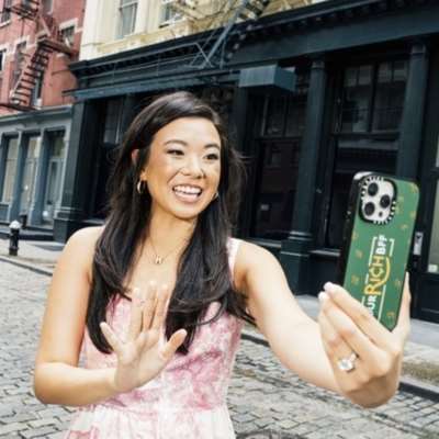 Μια influencer της Wall Street που θέλει να μάθει στις &quot;κολλητές&quot; της οικονομικά