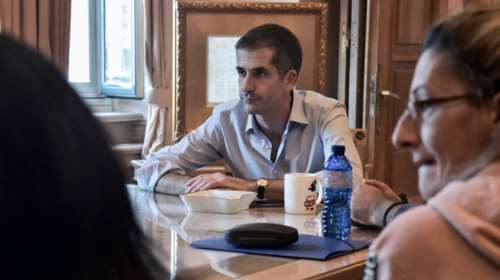 Κώστας Μπακογιάννης: Δείτε το παιχνίδι που του έκαναν δώρο οι εργαζόμενοι του Δήμου