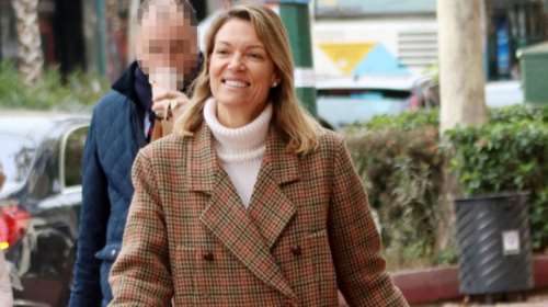 Από το πρωί έως το βράδυ: Οι δύο τρόποι για να φορέσεις τη δερμάτινη φούστα σύμφωνα με τη Βίκυ Καγιά