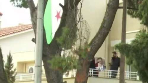 Κατάληψη της πρεσβείας της Συρίας στην Αθήνα - Ύψωσαν τη σημαία της επανάστασης