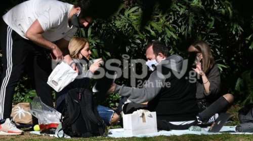 Αυγή: Επίθεση στη Τζένη Μπαλατσινού- Συμμετείχε σε υπαίθριο πάρτι, αλλά ούτε αστυνομία, ούτε πρόστιμο [Εικόνες]