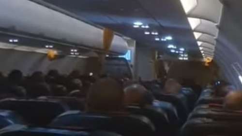&quot;Arrivederci Alitalia&quot;: Συγκίνησε ο πιλότος στην τελευταία πτήση της εταιρείας - Δάκρυα και χειροκροτήματα [Βίντεο]