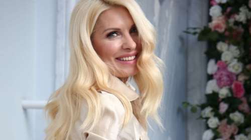 &quot;Πόσο όμορφη και χωρίς μακιγιάζ&quot;: Η Ελένη Μενεγάκη ποζάρει απόλυτα φυσική