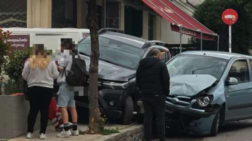 Σοβαρό τροχαίο έξω από παιδικό σταθμό στην Αγία Βαρβάρα: Δύο αυτοκίνητα καβάλησαν το πεζοδρόμιο