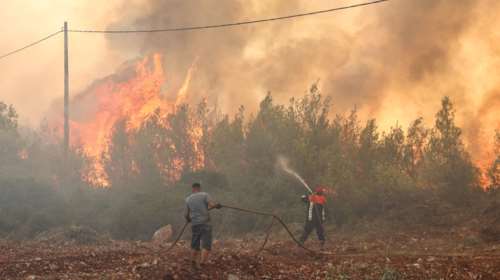Πύρινα μέτωπα σε όλη την Ελλάδα - Δυνάμεις της Πυροσβεστικής επιχειρούν σε Ρόδο, Αίγιο, Κάρυστο, Κέρκυρα - Αγωνία για τη νύχτα