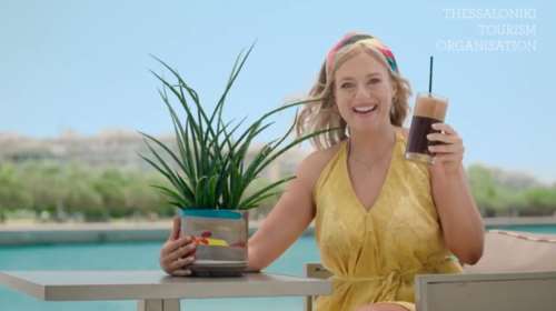 &quot;Time to live again&quot;: Η χιουμοριστική τουριστική καμπάνια της Θεσσαλονίκης με Μοδιάνο, Λευκό Πύργο και...φραπέ [Βίντεο]