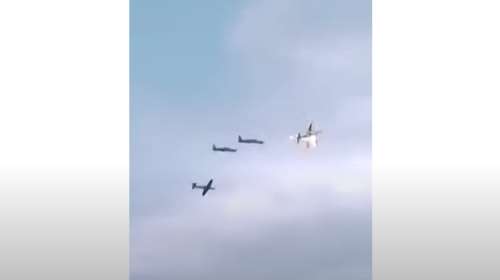 Σοκ στην Κολομβία: Συγκρούστηκαν στον αέρα δύο μαχητικά αεροσκάφη - Νεκρός ο ένας πιλότος [βίντεο]