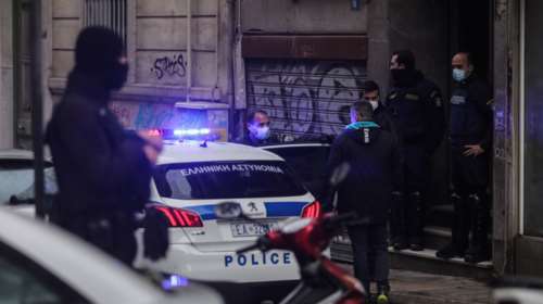 Παγκράτι: 29χρονος σε αμόκ απειλούσε αστυνομικούς με τσεκούρι