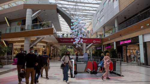 Σενάριο για τους άνω των 60 να μπαίνουν σε κλειστούς χώρους μόνο με την τρίτη δόση του εμβολίου- Εξετάζεται σοβαρά