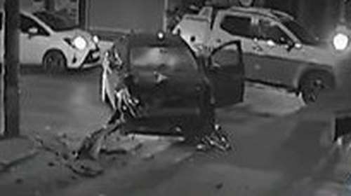 Τροχαίο στη Νίκαια: Η στιγμή που το λεωφορείο πέφτει πάνω σε σταθμευμένα οχήματα - Βίντεο ντοκουμέντο