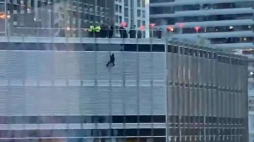 ΗΠΑ: Κρεμάστηκε στον Πύργο Τραμπ και απειλεί να πέσει αν δεν μιλήσει με τον Αμερικανό πρόεδρο