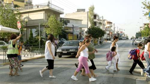 Θεσσαλονίκη: Σχολική τροχονόμος έγινε &quot;υπεργολάβος&quot; και ψάχνει βοηθό μέσω...  Facebook - Τι δίνει για μεροκάματο