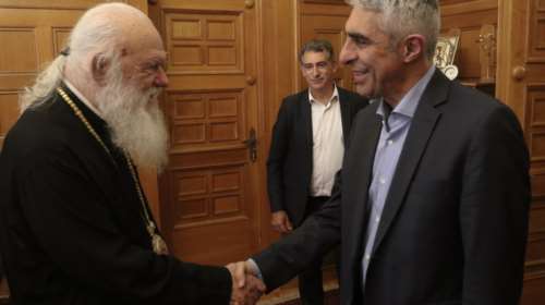 Ο Γιώργος Τσίπρας διαφωνεί με τα &quot;θαύματα&quot; του Κασσελάκη, αλλά ζητά την ευχή και την ευλογία του Ιερώνυμου