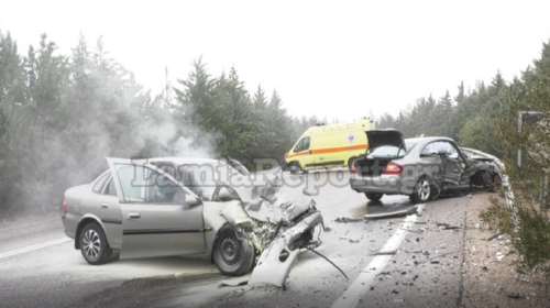 Σοκαριστικό τροχαίο στη Φθιώτιδα: Απεγκλωβίστηκαν 4 τραυματίες από τα αυτοκίνητα [Εικόνες - Βίντεο]