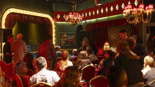 "Porto Leone: Στη γειτονιά με τα κόκκινα φανάρια" – Μια βραδιά στο καμπαρέ Porto Leone στην Τρούμπα των 60΄s