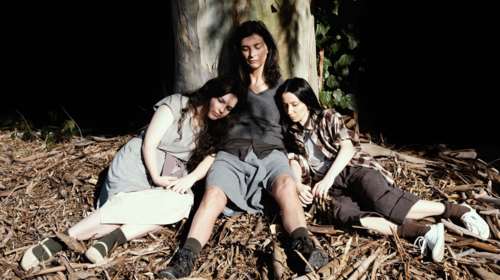 "Το δέντρο που ματώνει": Ενα έργο - γροθιά για την ενδοοικογενειακή βία, στο Θέατρο Αγγέλων Βήμα