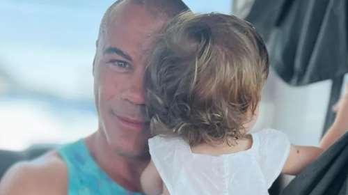 Ο Μιχάλης Ζαμπίδης χορεύει αγκαλιά με την κόρη του στο πιο γλυκό βίντεο που θα δεις σήμερα