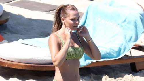 Μεγάλωσε πολύ: Η Υβόννη Μπόσνιακ σε παραλία της Μυκόνου με την κόρη της Ελένη