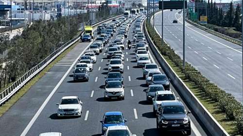 Κυκλοφοριακό κομφούζιο στην Αττική Οδό ύστερα από σύγκρουση φορτηγών - Live η κίνηση στους δρόμους [χάρτης]