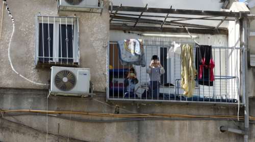 Σοκ στη Γαλλία: &quot;Έκρηξη&quot; του αριθμού των κλήσεων για παιδιά που βρίσκονται σε κίνδυνο εν μέσω καραντίνας