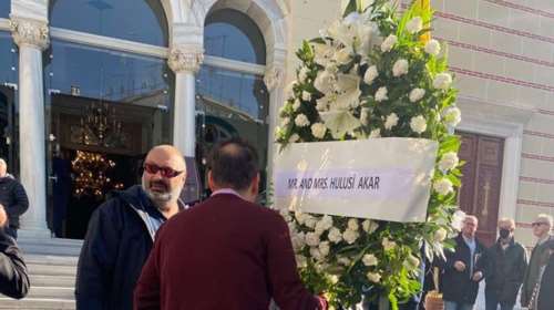 Συλλυπητήριο μήνυμα και στεφάνι του Χουλουσί Ακάρ στην κηδεία της μητέρας του Νίκου Παναγιωτόπουλου