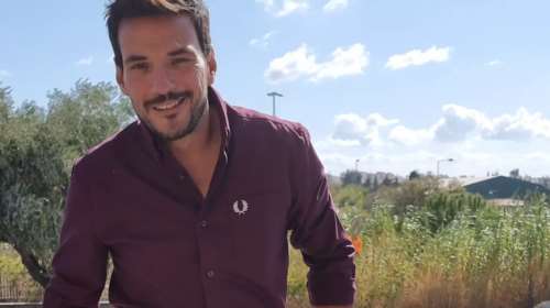 O Κώστας Τσουρός μας συστήνει τη μαμά και την αδελφή του