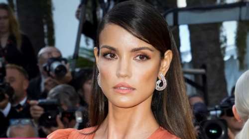 Γάμος σε νησί: 3 hair looks που θα σε χρίσουν την πιο chic καλεσμένη της βραδιάς