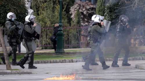 Θεσσαλονίκη: Μολότοφ και δακρυγόνα στο πανεκπαιδευτικό συλλαλητήριο [Εικόνες - Βίντεο]