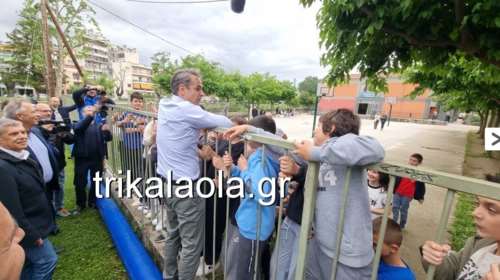 Εκλογές 2023: Η στιγμή που ο Μητσοτάκης σκαρφαλώνει στα κάγκελα δημοτικού σχολείου για να χαιρετήσει μαθητές