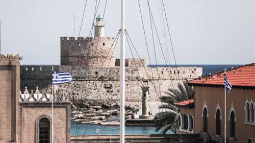 Ρόδος: Τρεις Ολλανδοί τουρίστες ξήλωσαν ελληνική σημαία 28 τετραγωνικών από μεσαιωνικό φρούριο