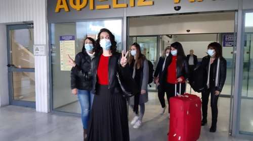 Συγκινητικό: Επιστροφή στην Κρήτη με το σήμα της νίκης για τις νοσηλεύτριες που πήγαν εθελοντικά στη Θεσσαλονίκη